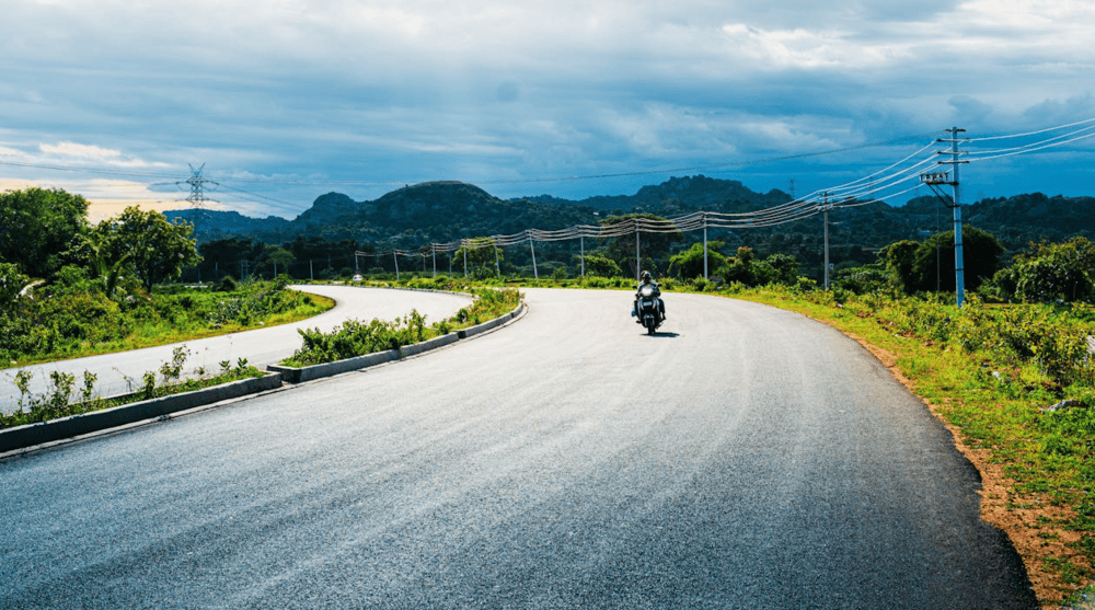 Renting a motorbike or car is the ideal choice if you want to go on a backpacking trip and enjoy the nature of Central Vietnam (Source: Pexels)